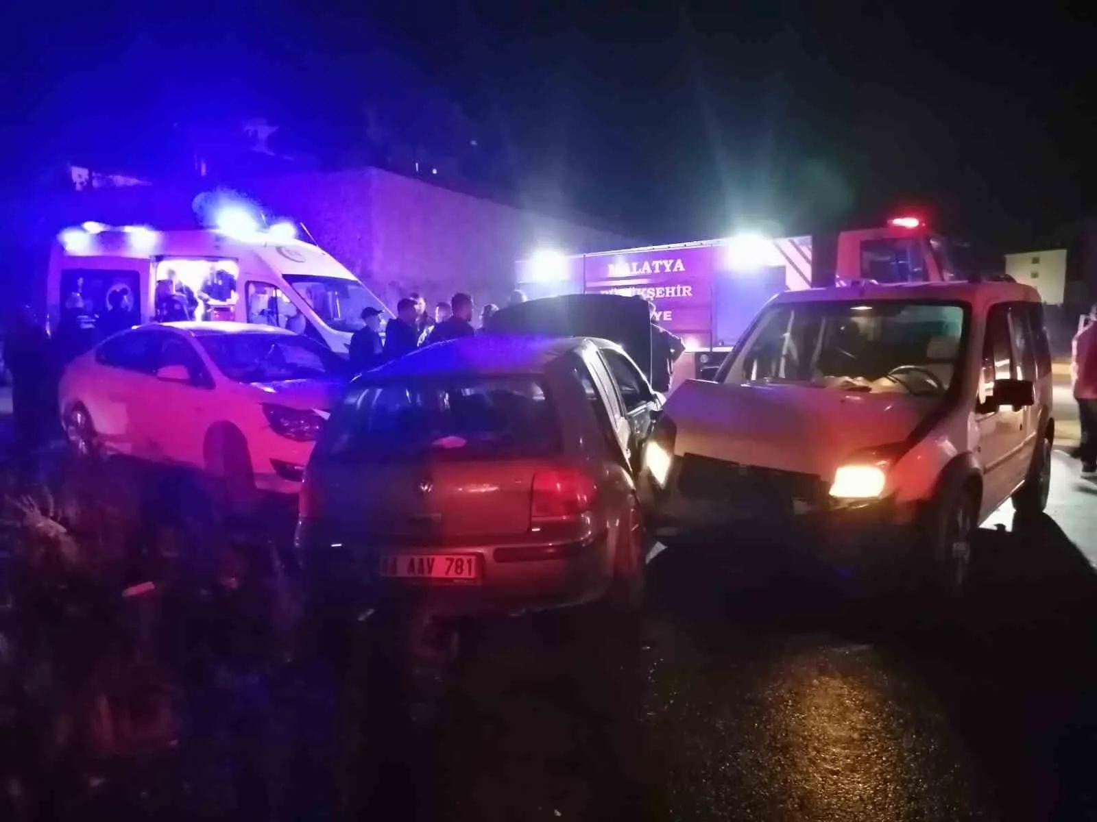 Malatya’nın Yeşilyurt ilçesinde üç aracın karıştığı trafik kazasında 2 kişi