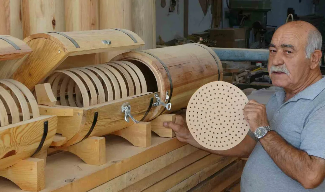 Malatya’da mobilya ustası yaşlı adam tarafından çam ağacından üretilen arı