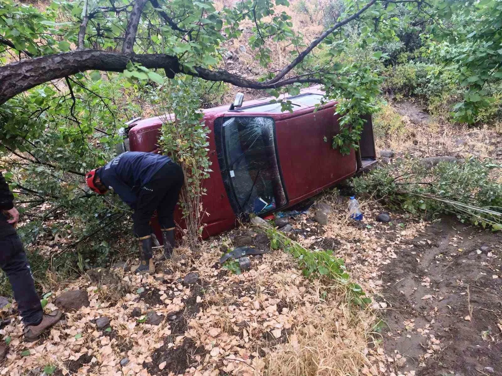 Malatya’nın Hekimhan ilçesinde sürücüsünün direksiyon hakimiyetini kaybettiği pikap şarampole uçtu.