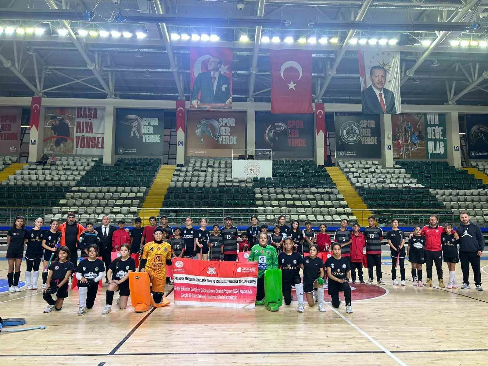 Malatya’dan gelen ve depremden etkilenen çocuklardan oluşan hokey takımı, Gençlik