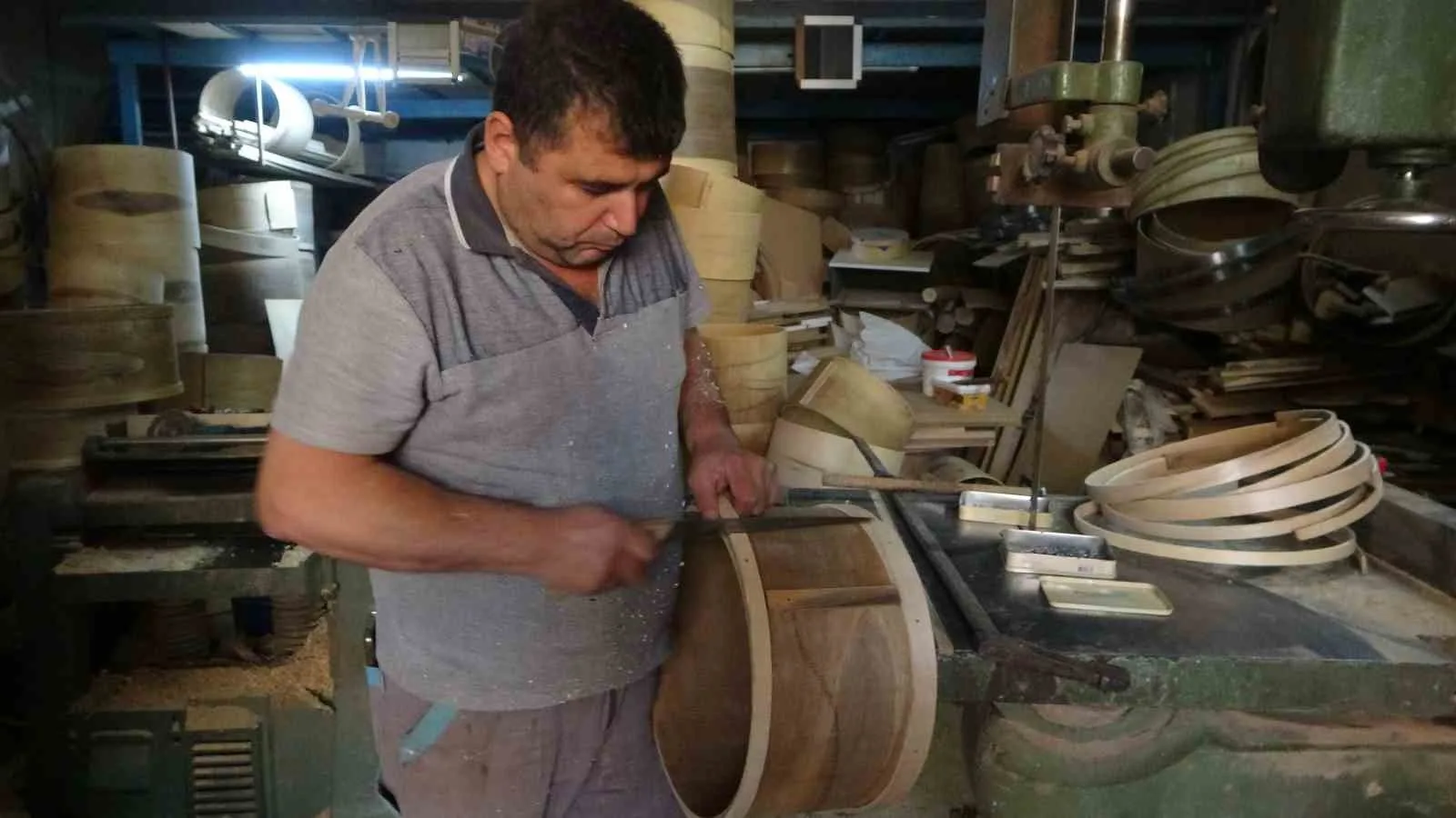 Malatya’da üç kuşaktır ceviz ağacından davul üretimi yapan Koşar ailesinin