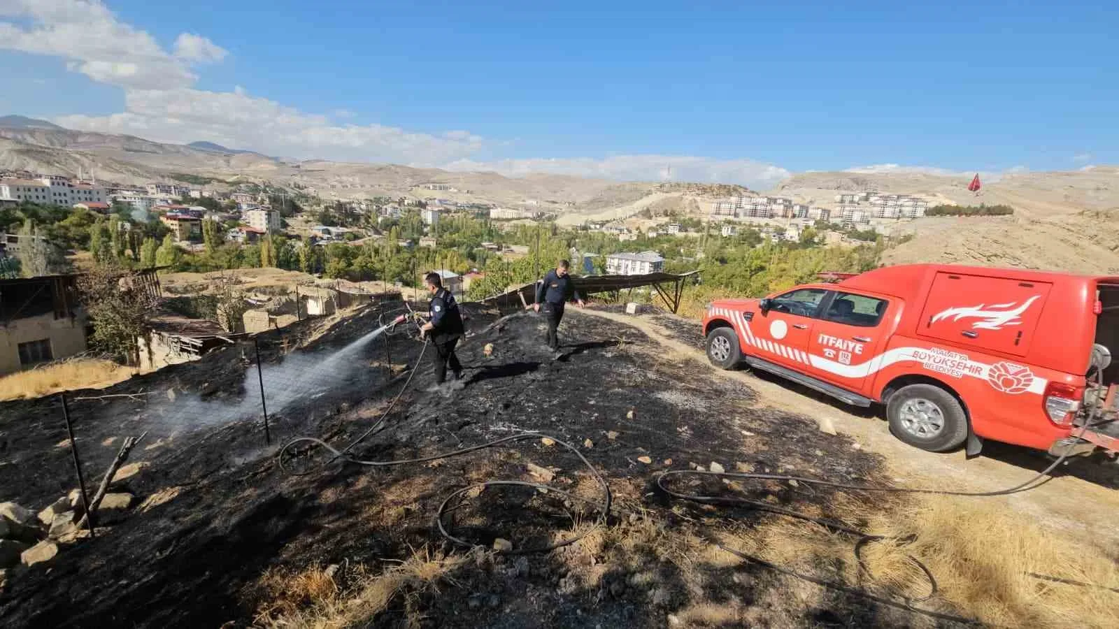 Malatya’nın Darende ilçesinde kuru otların tutuşması sonucu çıkan yangın, itfaiye