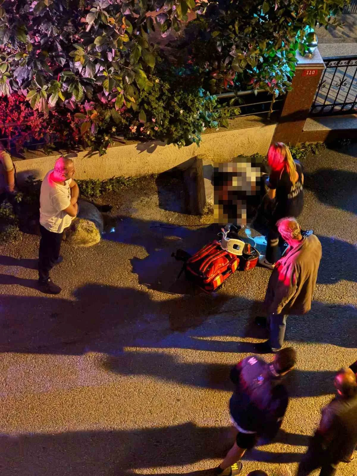 Maltepe’de gece saatlerinde sürücüsünün kasıtlı olarak üzerine sürdüğü araçla kaldırım