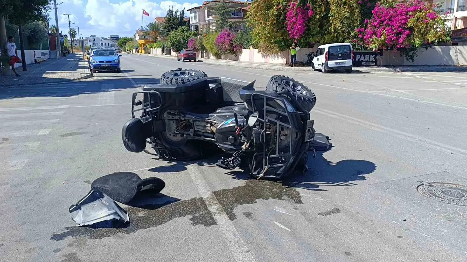 Antalya’nın Manavgat ilçesinde meydana gelen kazada hafif ticari araçla çarpışan