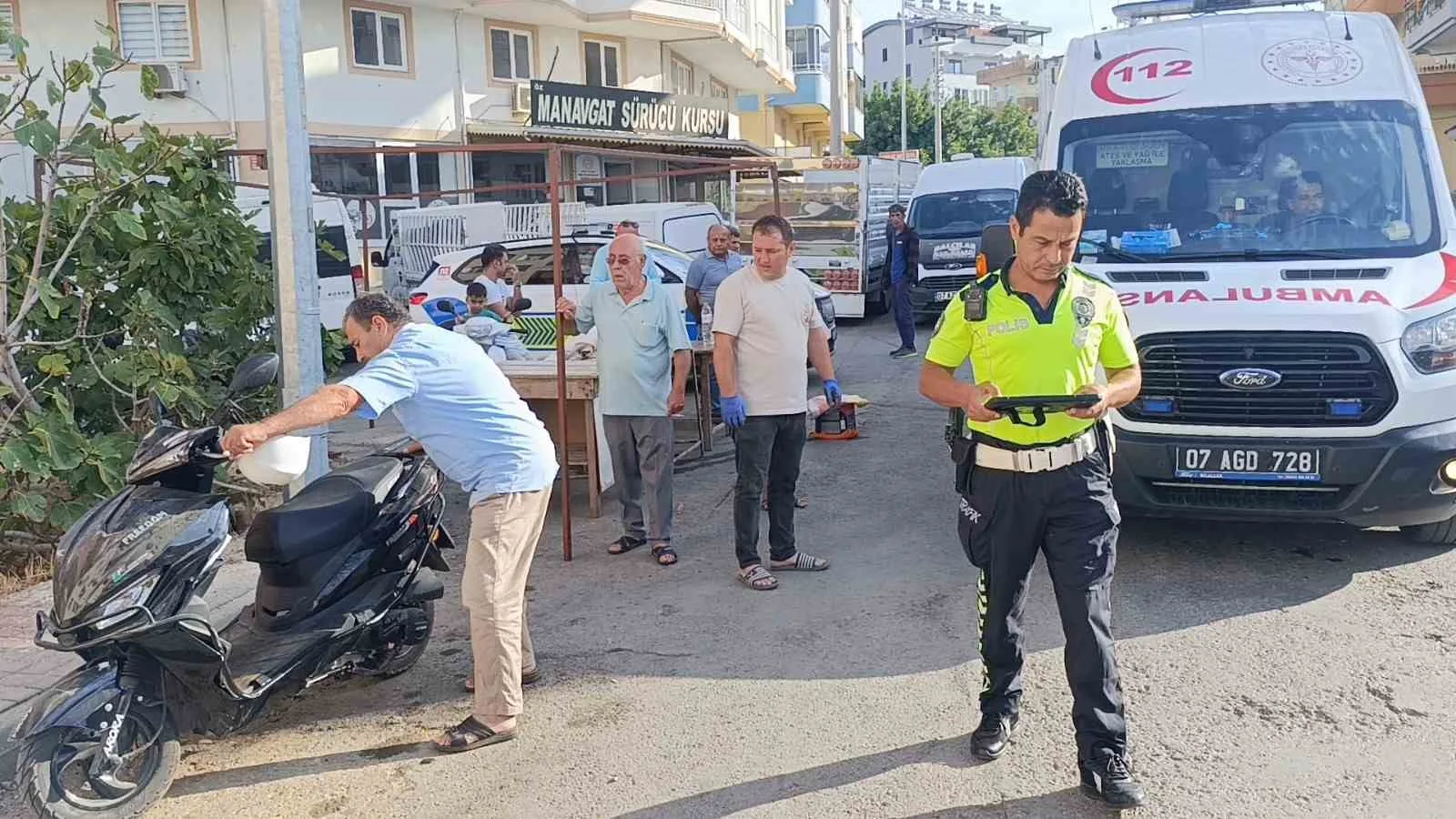 Manavgat’ta ara sokaktan çıkan bisikletli çocuğa çarpmamak için motosikletini deviren