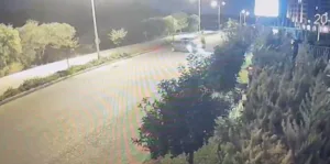 Antalya’nın Manavgat ilçesinde, otel önünde ’U’ dönüşü yapan otomobile motosikletin