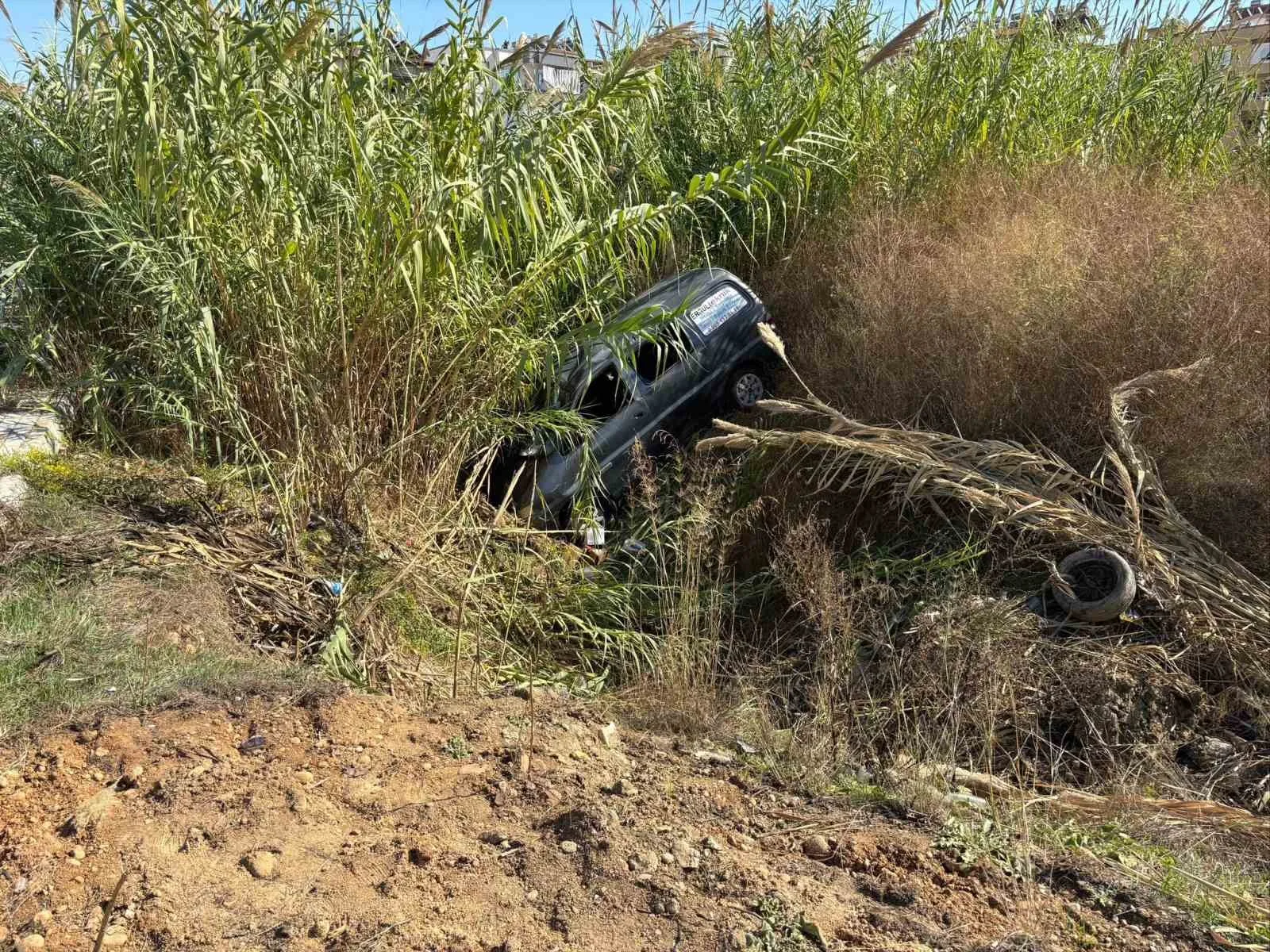 Antalya’nın Manavgat ilçesinde 2 otomobilin çarpışması sonucu meydana gelen kazada