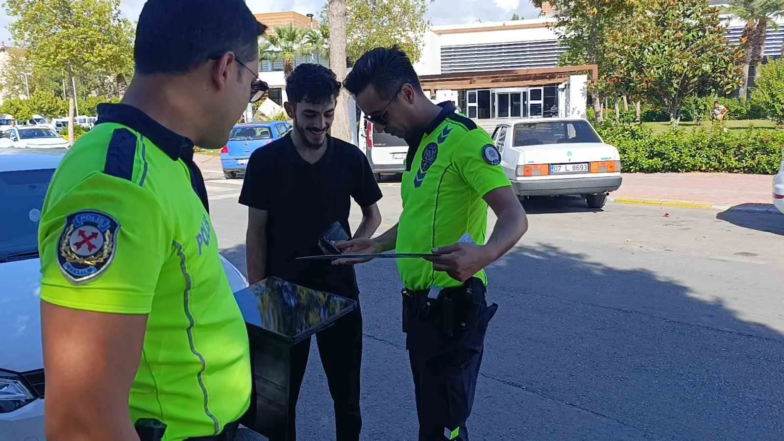 Antalya’nın Manavgat ilçesinde, ön plakası olmayan ve yüksek sesle müzik