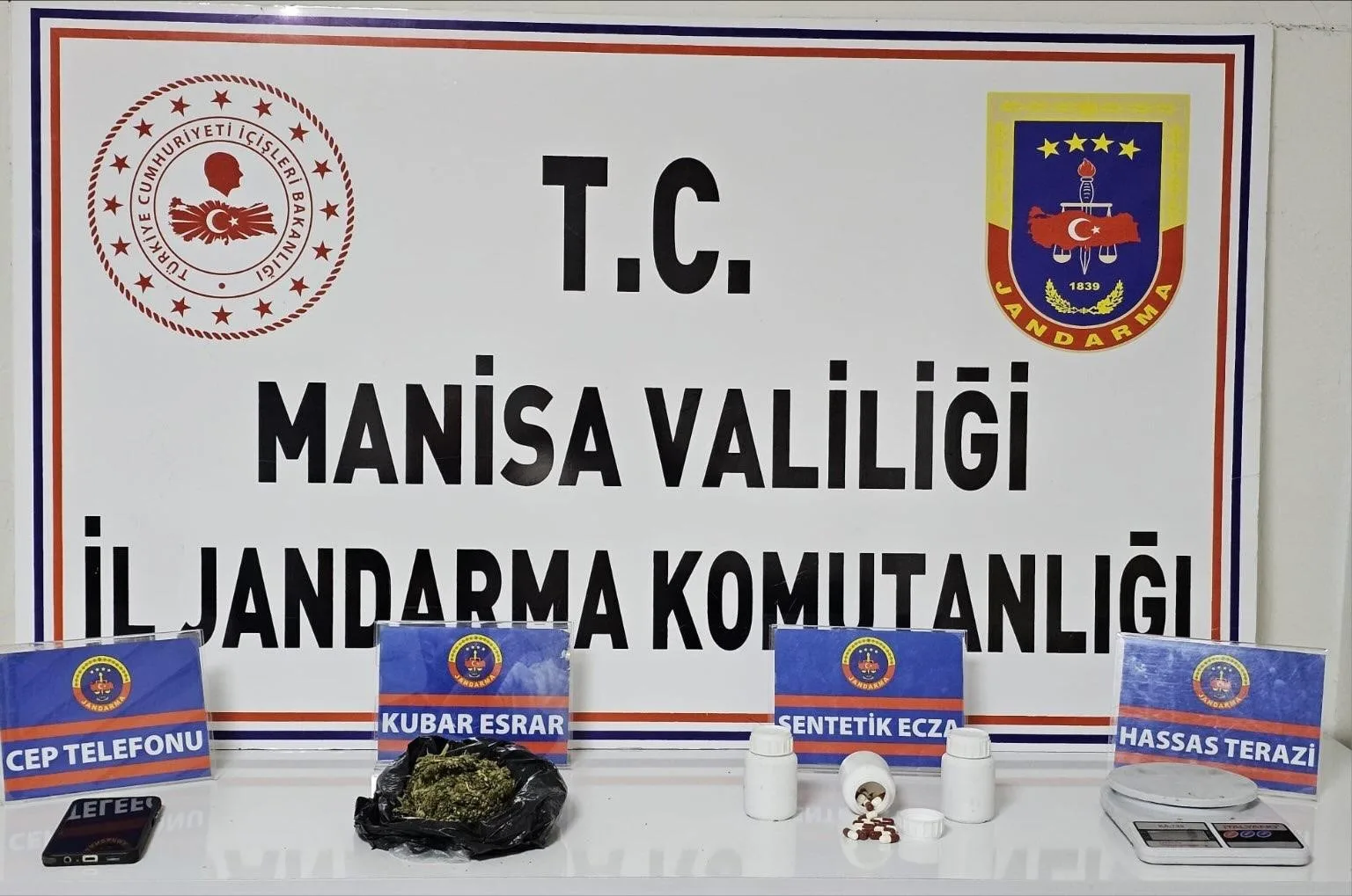 Manisa’nın Salihli ilçesinde jandarma ekiplerinin düzenlediği operasyonla uyuşturucu ticareti yaptığı
