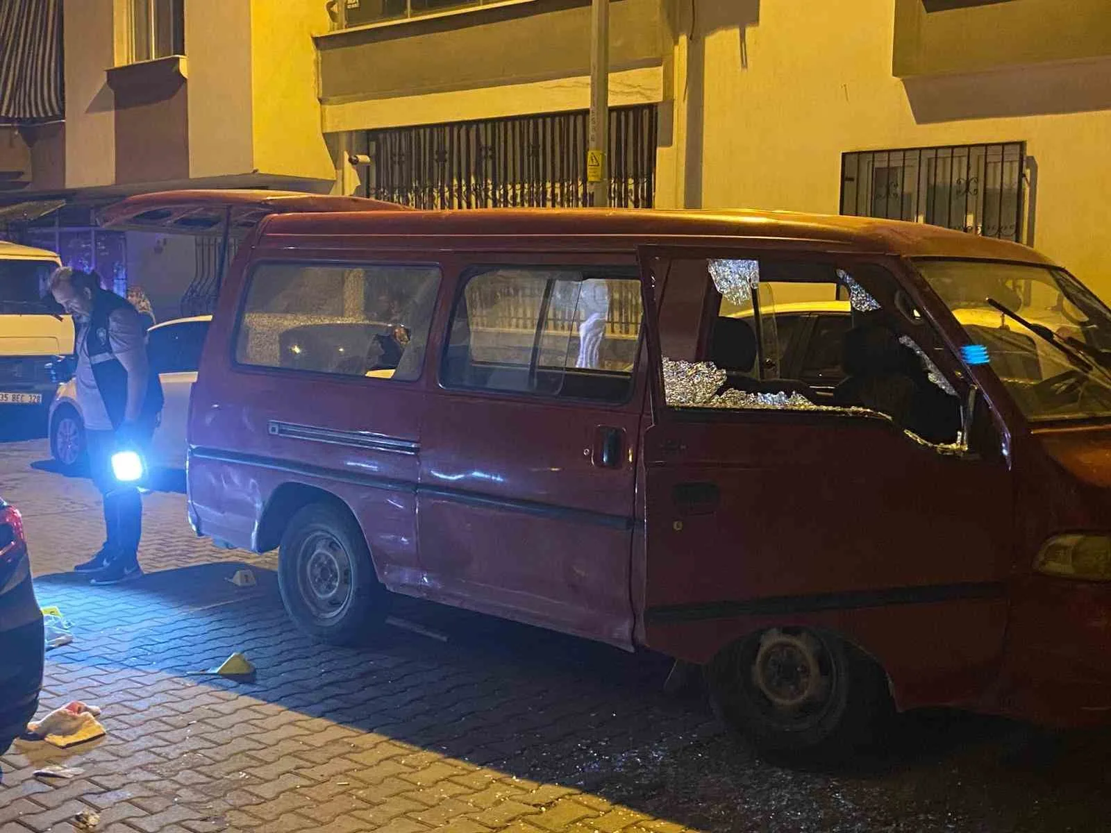 Manisa’nın Turgutlu ilçesinde gece saatlerinde bir araca düzenlenen silahlı saldırıda