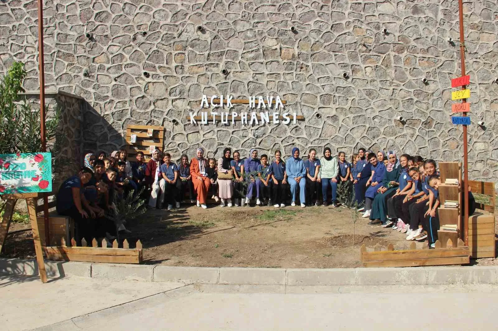 Akgedik TOKİ Ortaokulu’nda kurulan Agro Kütüphane ile öğrenciler ve veliler