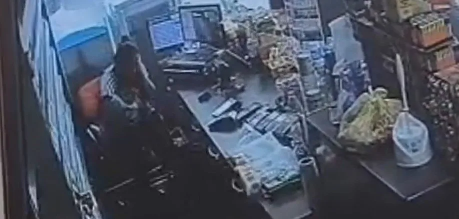 MANİSA (İHA) – Manisa’nın Turgutlu ilçesinde bir şahıs, akaryakıt istasyonunda