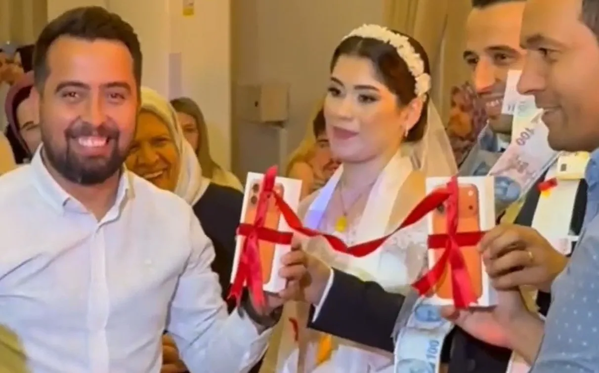 Manisa’nın Turgutlu ilçesindeki bir düğünde damadın arkadaşları, gelenekselleşmiş altın takısı