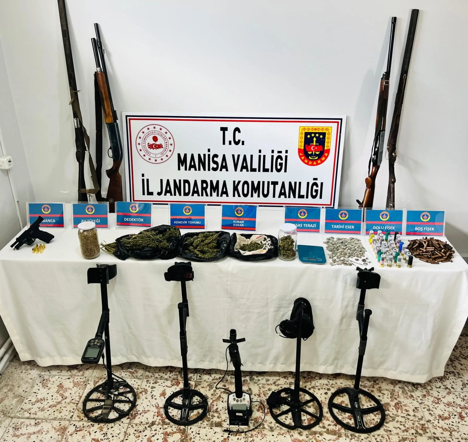 Manisa’nın Salihli ilçesinde jandarma ekipleri tarafından düzenlenen operasyonda uyuşturucu madde,