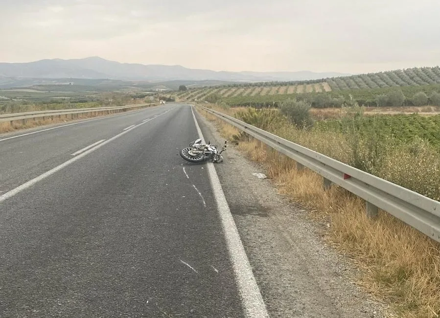 Manisa’nın Salihli ilçesinde motosikletin kontrolden çıkarak yol kenarındaki bariyerlere çarpması