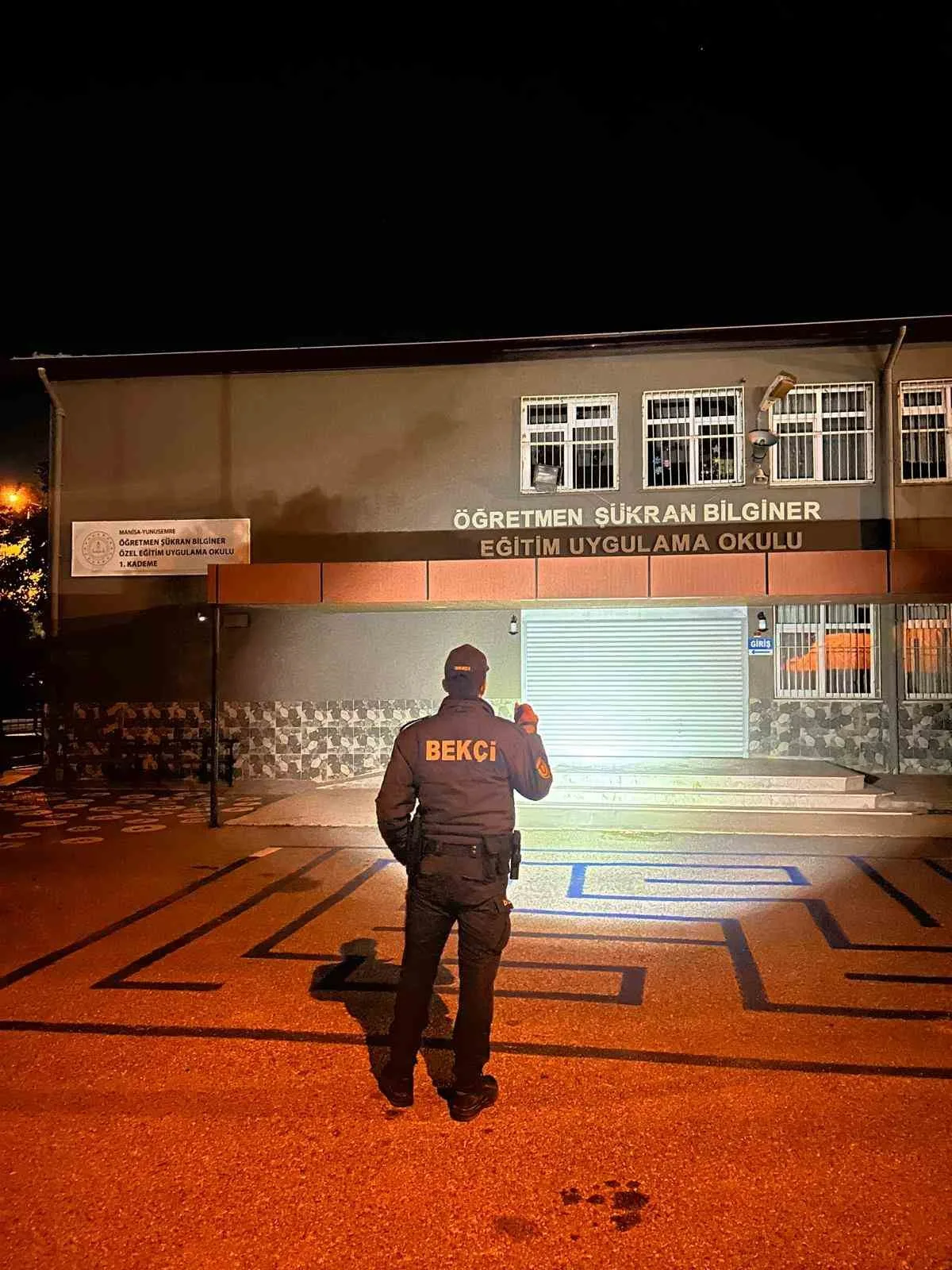 Manisa İl Emniyet Müdürlüğü ekipleri, öğrencilerin güvenliğini sağlamak amacıyla okul