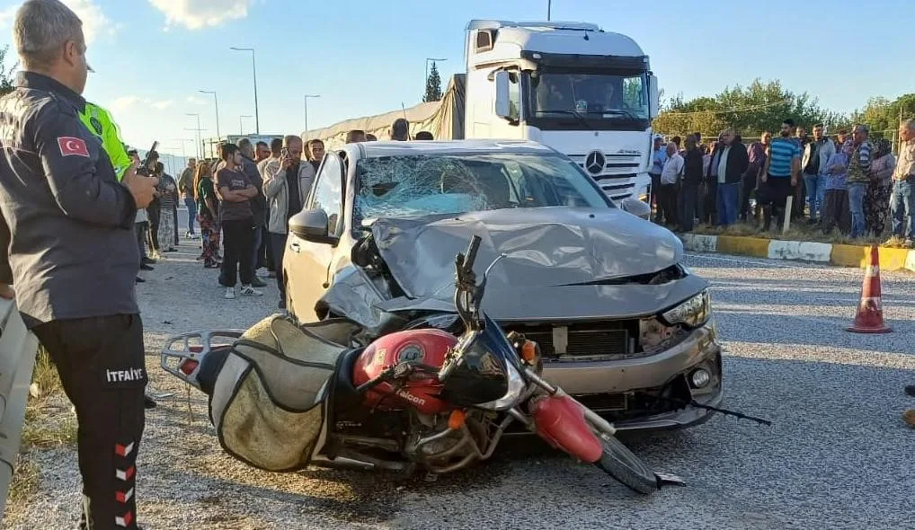 Manisa’nın Sarıgöl ilçesinde otomobille çarpışan motosikletin sürücüsü hayatını kaybetti. Kaza,