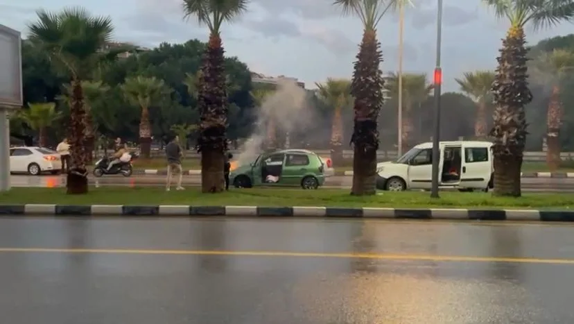 Manisa’nın Yunusemre ilçesinde seyir halindeki otomobil bir anda alev aldı.