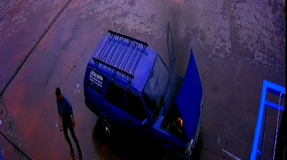 Manisa’nın Alaşehir ilçesinde alev alan otomobildeki aile büyük tehlike atlattı.