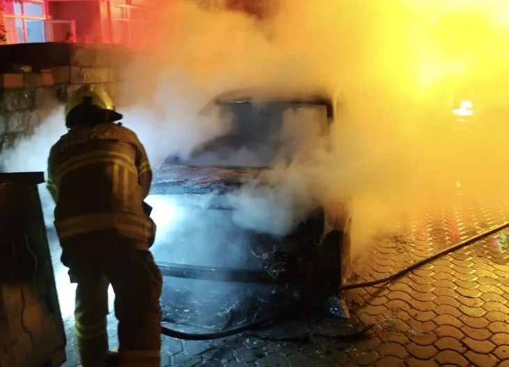 Balıkesir’in Manyas ilçesinde park halindeki bir otomobilde çıkan yangın, itfaiye