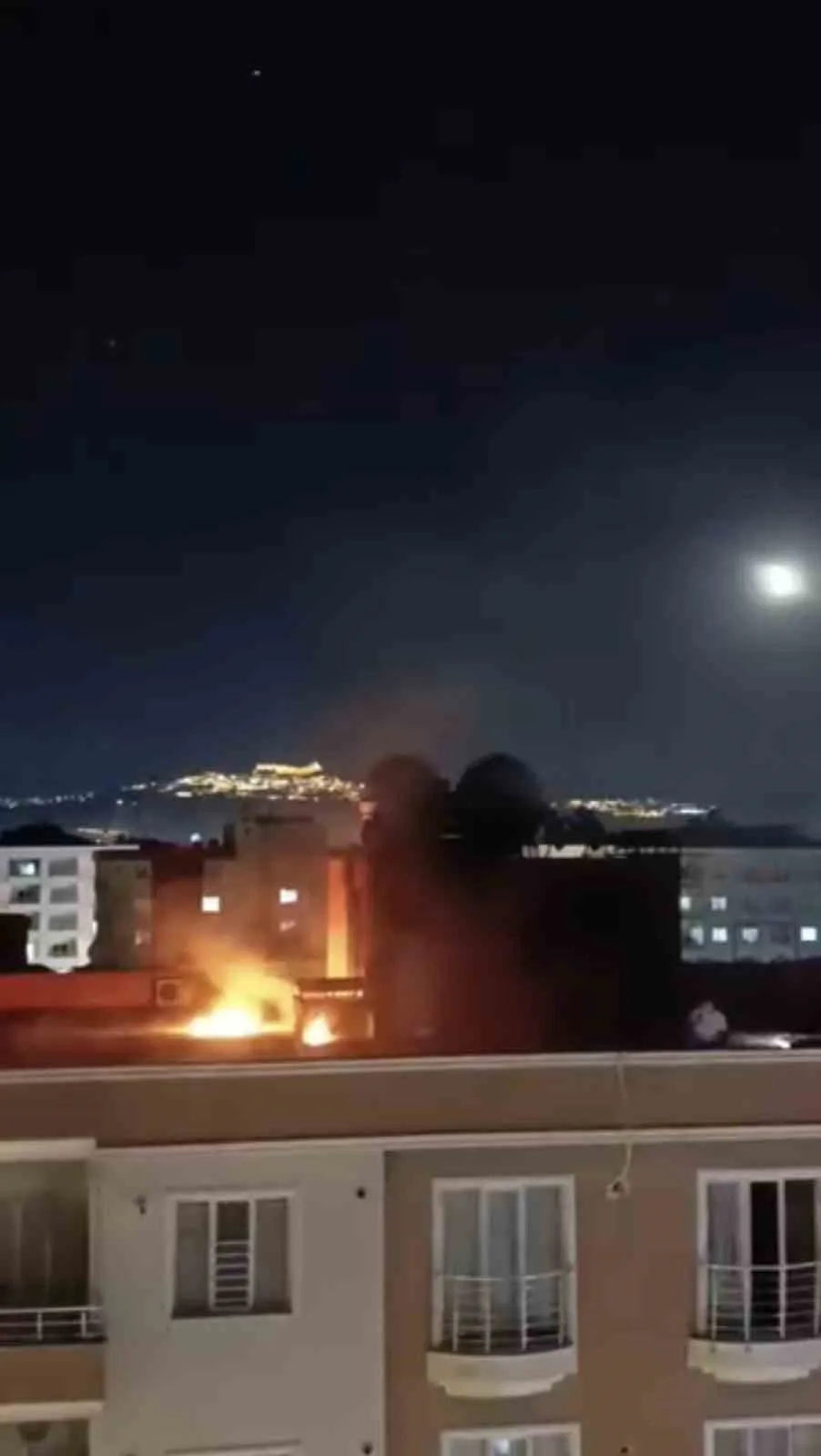 Mardin’in Kızıltepe ilçesinde bir binanın çatısında çıkan yangın, itfaiye ekiplerinin