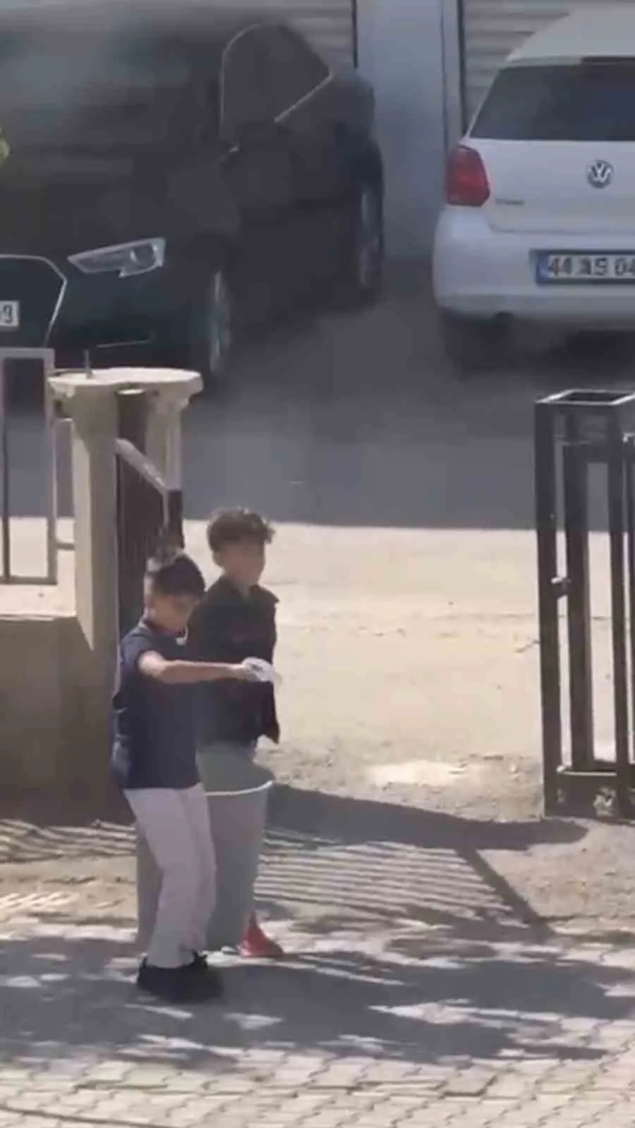 Mardin’in Nusaybin ilçesinde iki çocuğun ellerine aldıkları çöp tenekesiyle halay