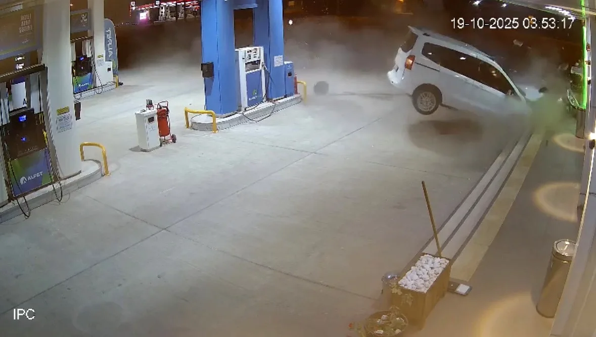 Mardin’de sürücüsünün direksiyon hakimiyetini kaybettiği hafif ticari araç, benzin istasyonunun