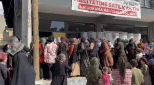 Mardin’in Mazıdağı ilçesinde yeni açılan bir halı mağazasının indirim kampanyası