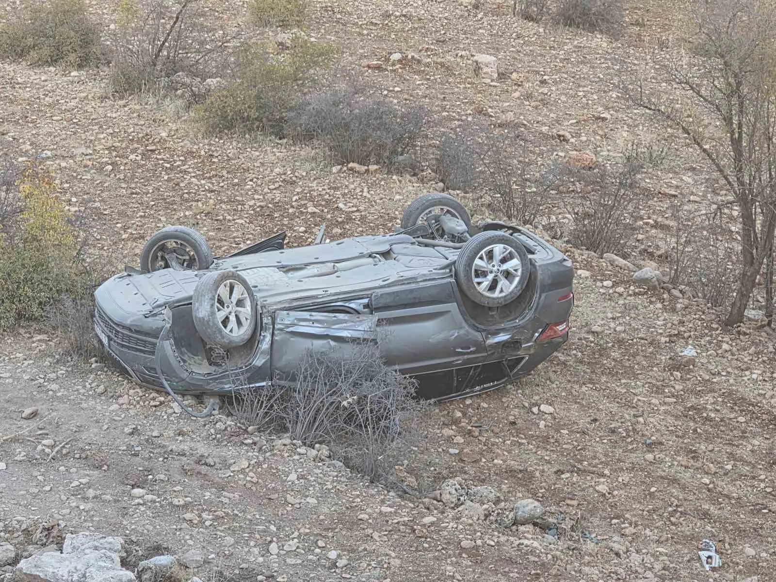 Mardin’in Dargeçit ilçesinde sürücüsünün direksiyon hakimiyetini kaybettiği otomobil takla attı.