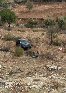 Mardin’de sürücüsünün kontrolünden çıkarak şarampole devrilen otomobilde bulunan 2 kişi