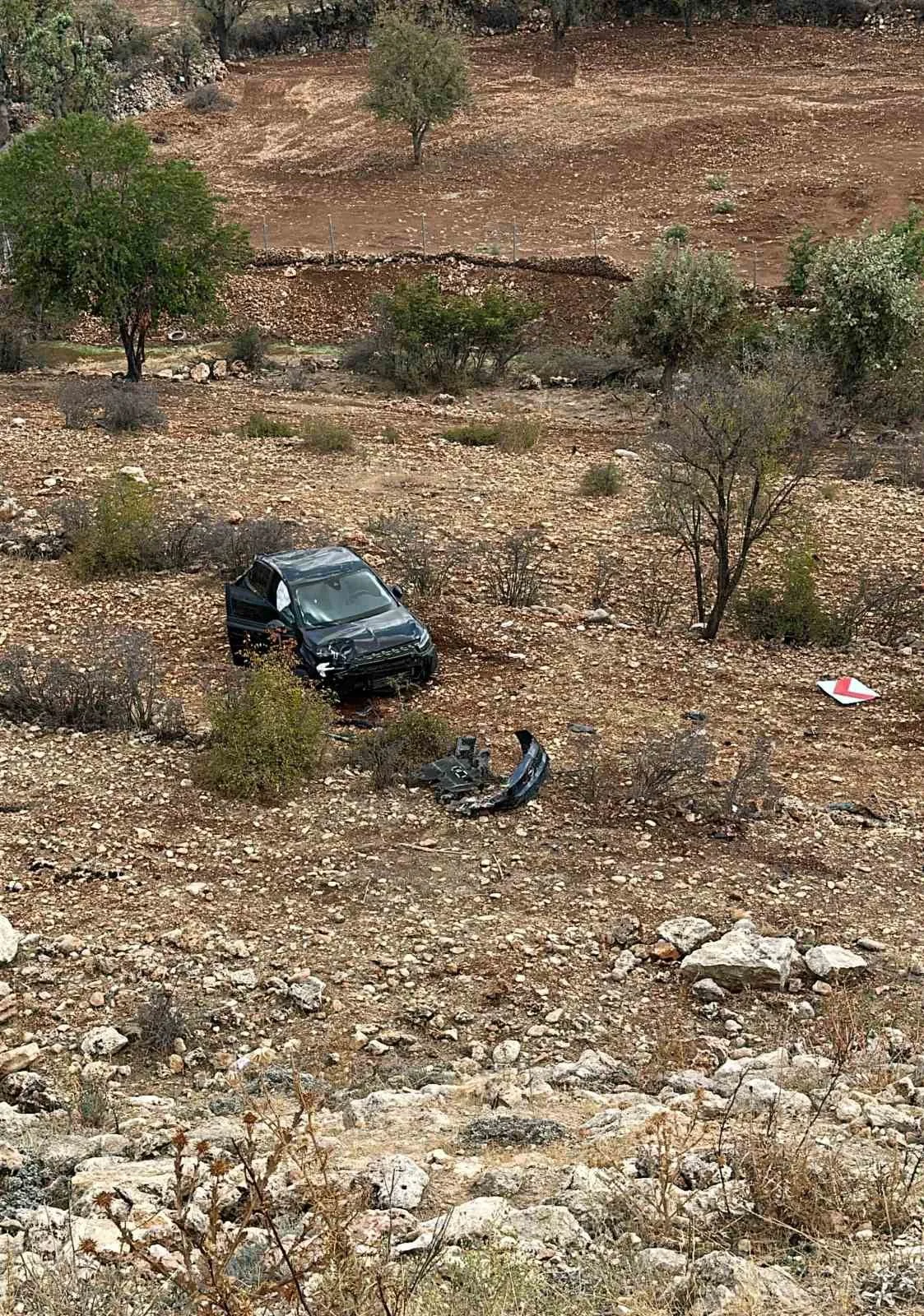 Mardin’de sürücüsünün kontrolünden çıkarak şarampole devrilen otomobilde bulunan 2 kişi