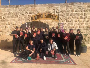 Mardin’de ’Masal Şehir Midyat Sokaklarında Kitap Okuma’ etkinliği düzenlendi. Midyat