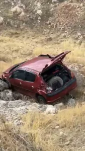 Mardin’in Midyat ilçesinde şarampole devrilen otomobilin sürücüsü yaralandı. Edinilen bilgiye
