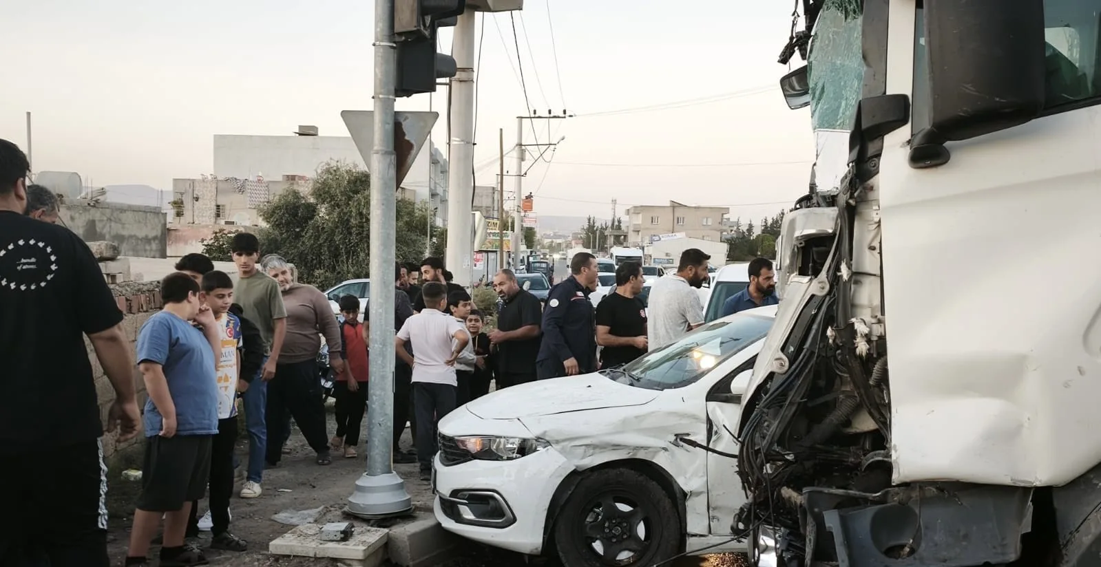 Mardin’in Kızıltepe ilçesinde tır ile otomobilin çarpıştığı kazada 1 kişi