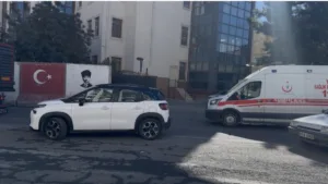 Mardin’de sabah saatlerinde yaşanan trafik sıkışıklığı sırasında ’fermuar sistemi’ uygulanmayınca,