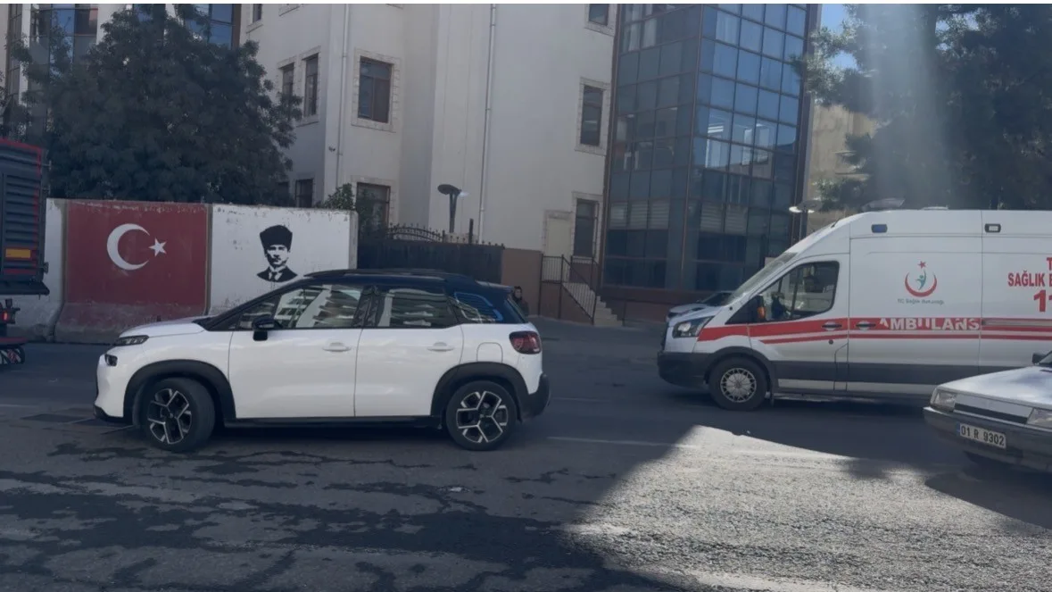 Mardin’de sabah saatlerinde yaşanan trafik sıkışıklığı sırasında ’fermuar sistemi’ uygulanmayınca,