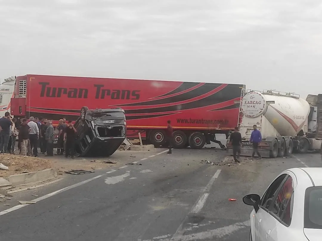 Mardin’de 2 tır ile bir hafif ticari aracın karıştığı trafik