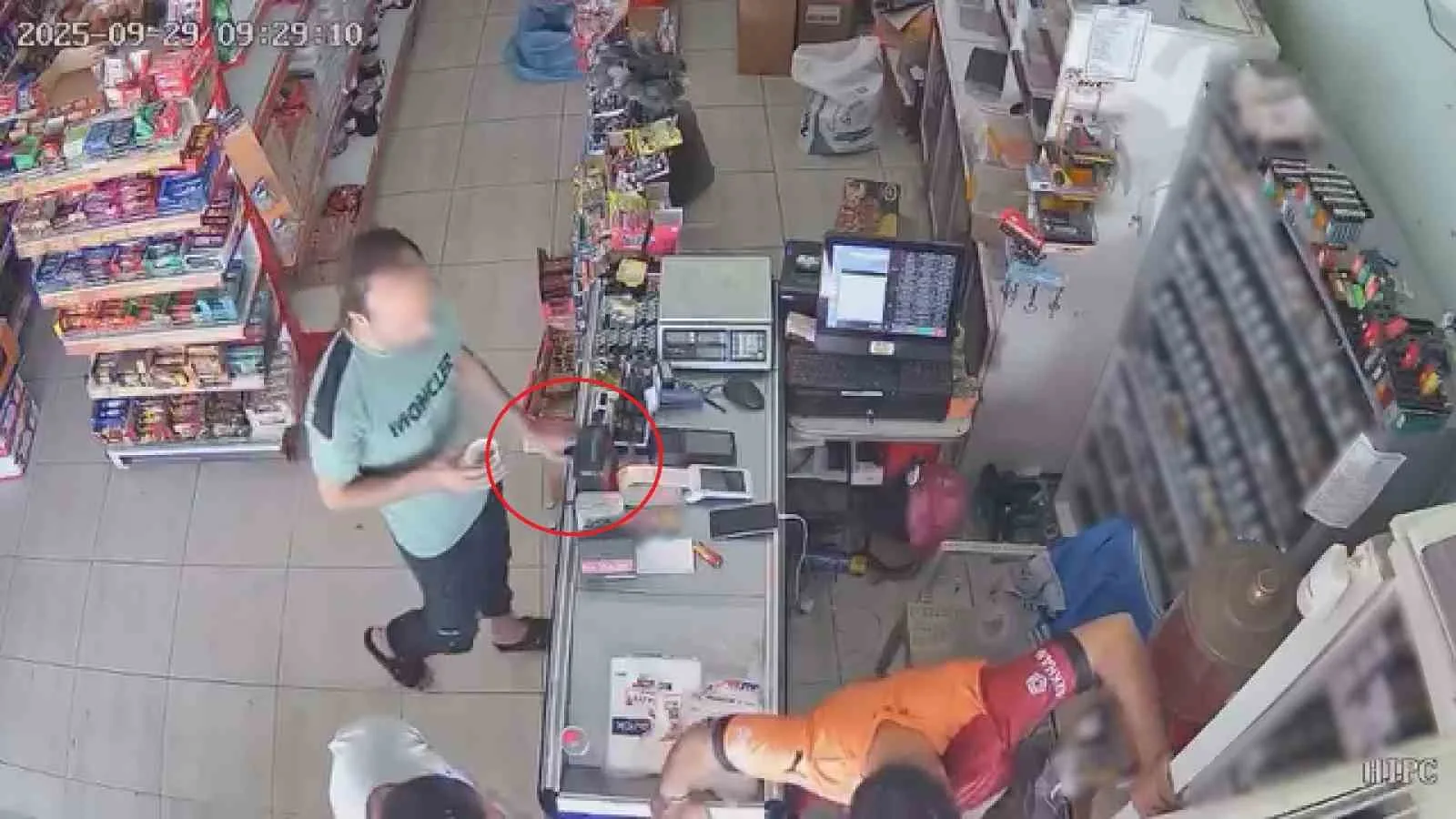 Hatay’da yabancı uyruklu bir şahsın, marketteki yoğunluğu fırsat bilerek 800