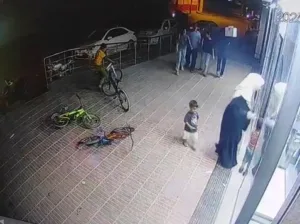 Adana’nın Yüreğir ilçesinde zincir markete alışveriş için giren çocuğun bisikleti