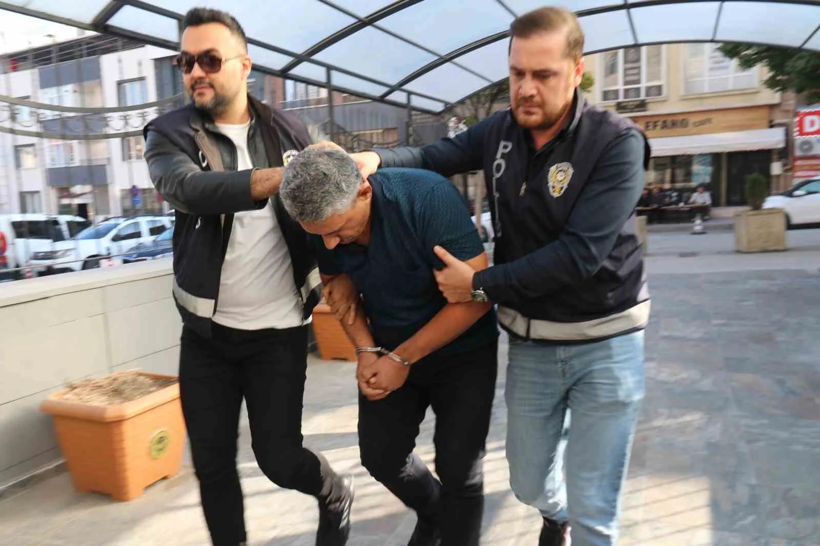 Eskişehir’de market içerisinde çocuğunu tekmeleyen ve ifadesinde, “Çok hareketli bir