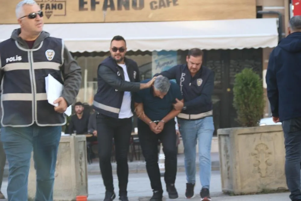 Eskişehir’de market içerisinde çocuğunu tekmeleyen baba çıkarıldığı mahkemece tutuklandı. Emek