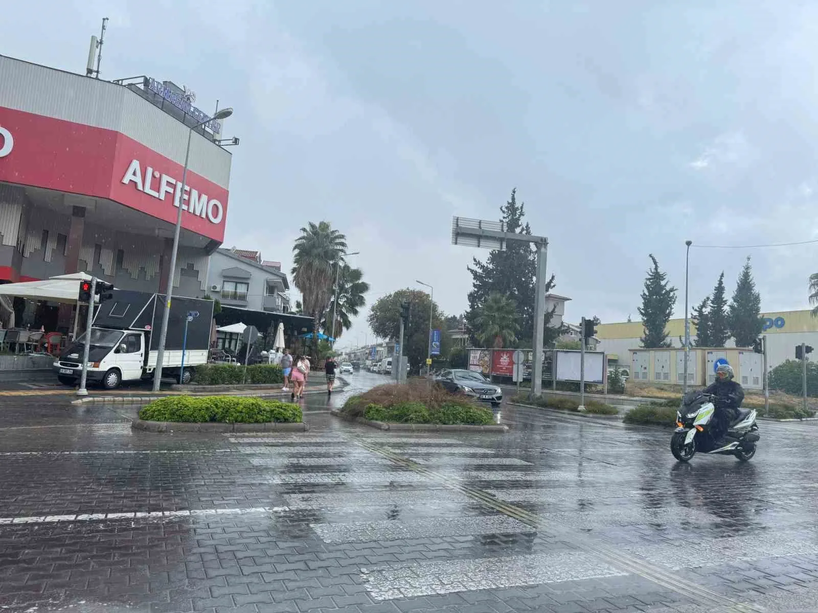 Meteoroloji 4. Bölge Müdürlüğü’nden yapılan sağanak uyarısının ardından Marmaris’te sabahın