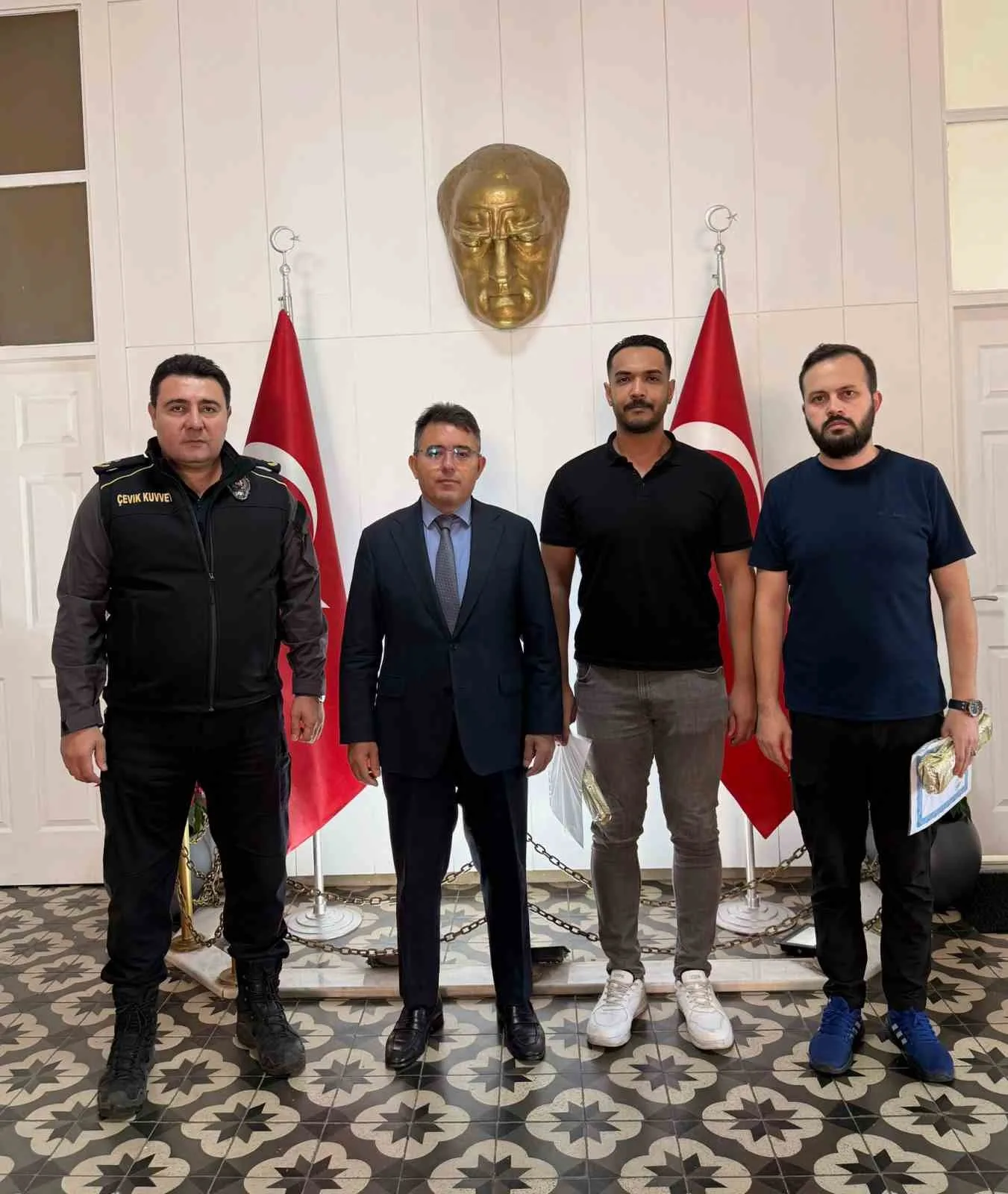 Muğla’nın Marmaris ilçesinde bir kadına silahlı saldırıyı önleyen polis memurları