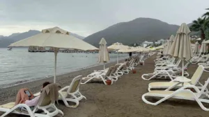 Muğla’nın Marmaris ilçesinde yağışlı havaya rağmen turistler ve vatandaşlar deniz