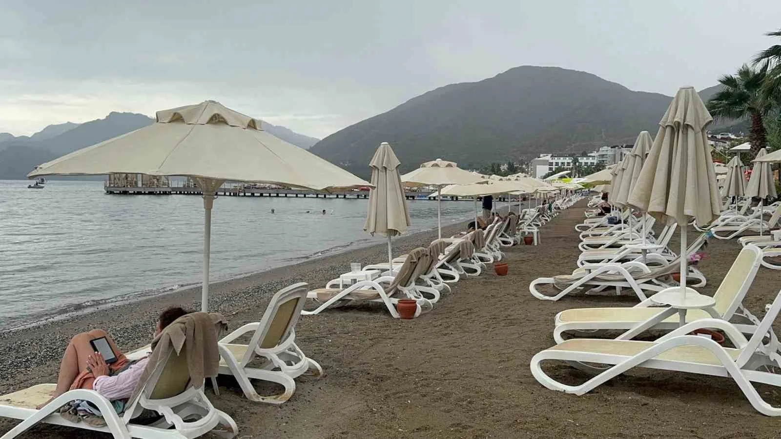 Muğla’nın Marmaris ilçesinde yağışlı havaya rağmen turistler ve vatandaşlar deniz