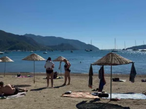 Muğla’nın Marmaris ilçesinde yaz devam ediyor. İlçede sokaklarda yazlık kıyafetlerle