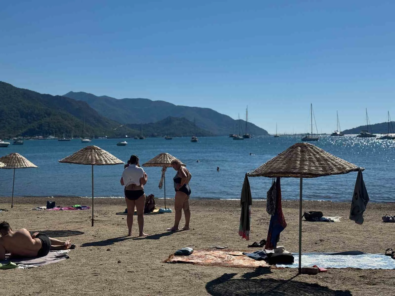 Muğla’nın Marmaris ilçesinde yaz devam ediyor. İlçede sokaklarda yazlık kıyafetlerle