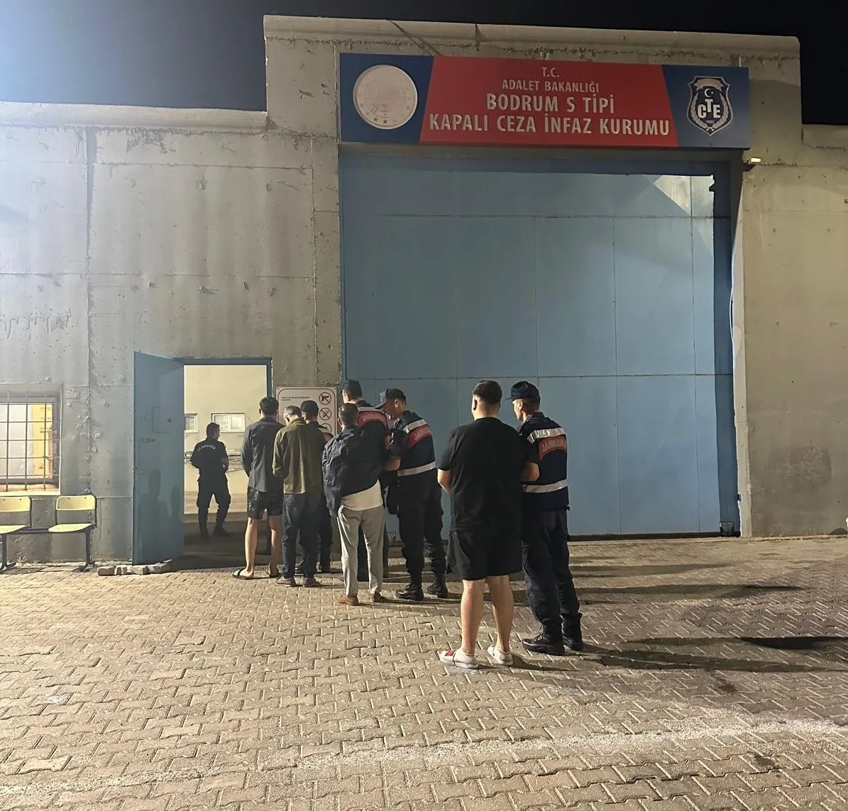 İstanbul’da bir mekanı kurşunlayıp Bodrum’dan Yunan adalarına kaçmaya çalışan şüpheliler,