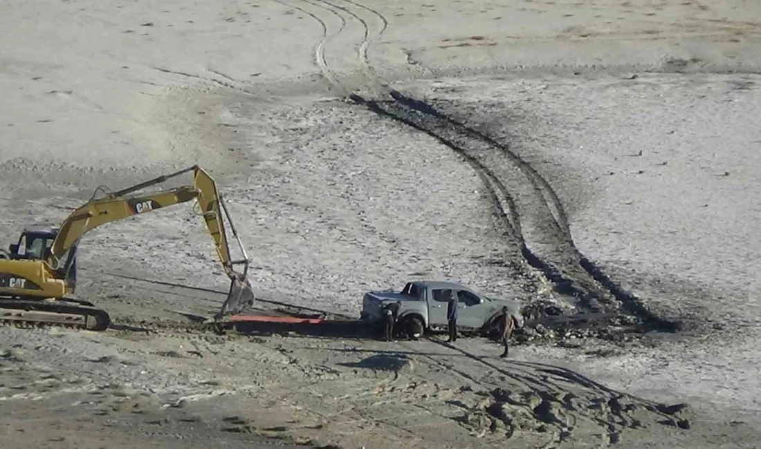 Konya’nın Karapınar ilçesinde 1. derece sit alanındaki Meke Gölü’nde bataklığa