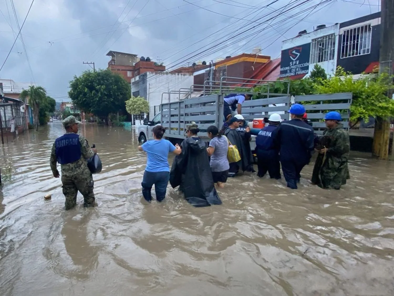Meksika’da şiddetli yağışların yol açtığı selde 27 kişi hayatını kaybetti.